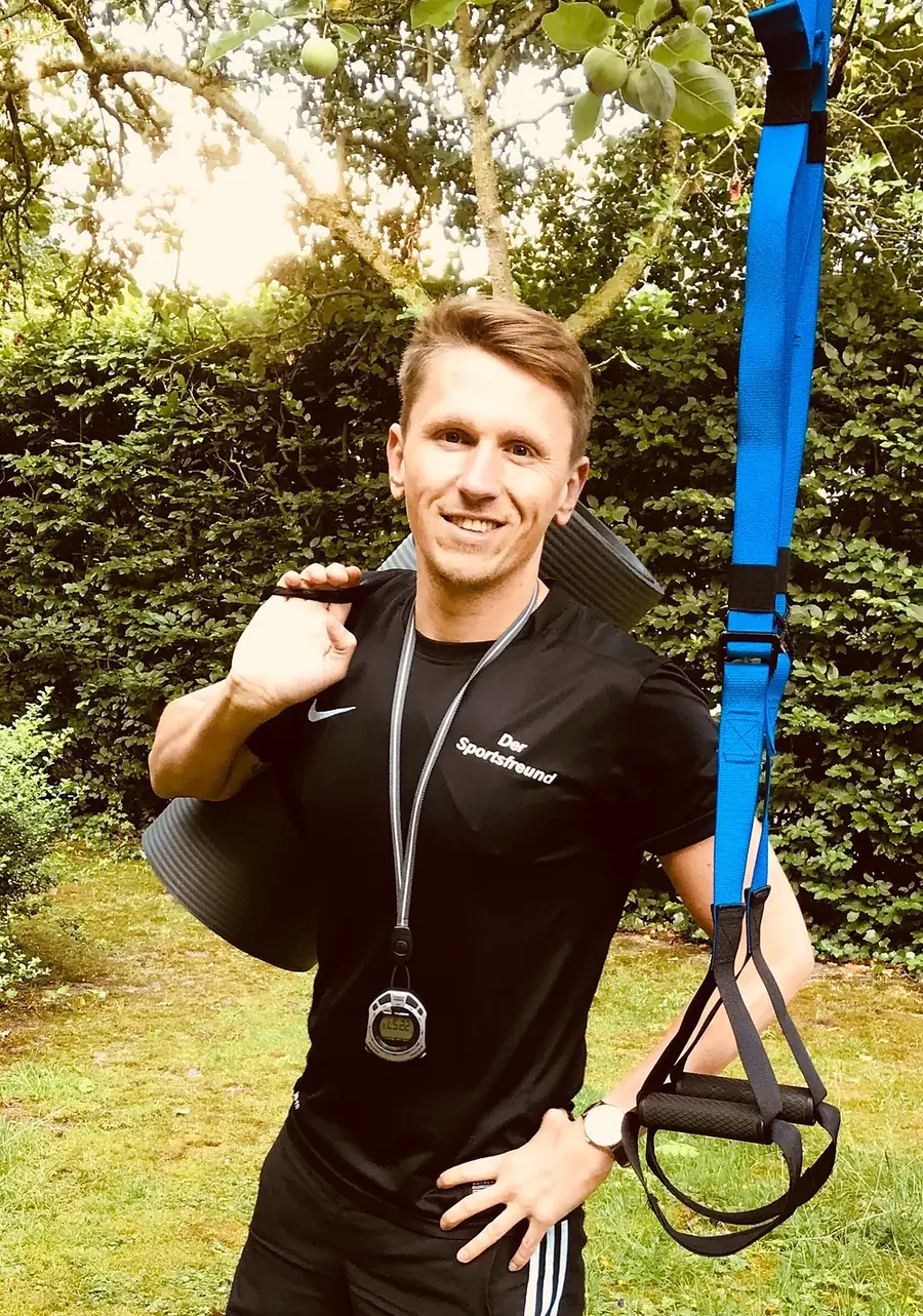 Pascal Stempfle mit Sling-Trainer und Kettlebell im Garten