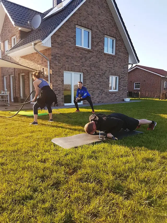 Outdoor-Training im Garten vor einem Wohnhaus